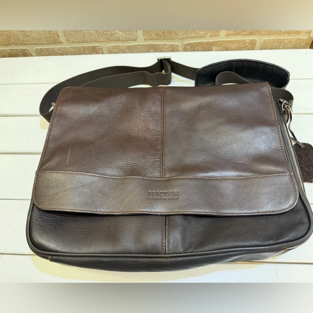 KENNETH COLE REACTION COLOMBIAN LEATHER CROSSBODY MESSENGER BAG